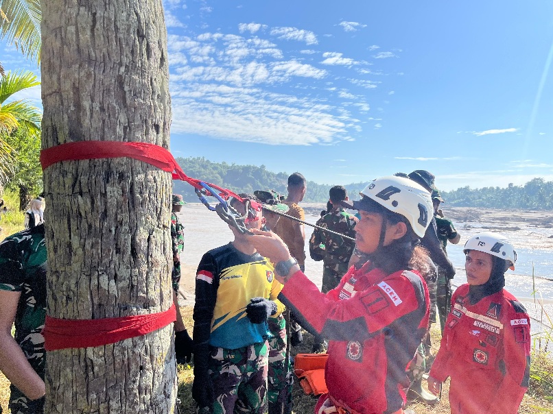Relawan VRI Aceh Terjun Bantu Pemulihan Jaringan Listrik Di Bireuen