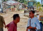 Lurah Bukit Kubu Inisiatif Perbaiki Jalan Nyaris Putus Diterjang Banjir