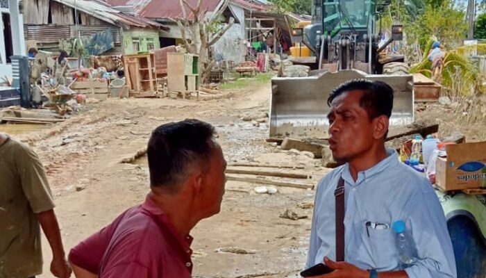 Lurah Bukit Kubu Inisiatif Perbaiki Jalan Nyaris Putus Diterjang Banjir
