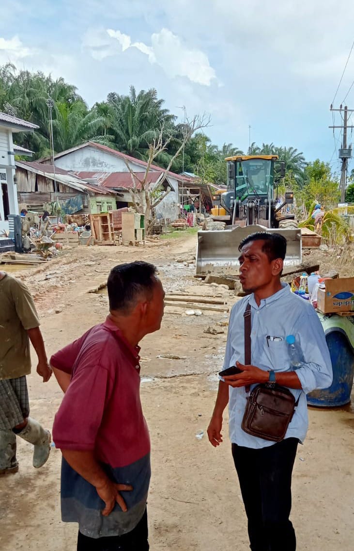 Lurah Bukit Kubu Inisiatif Perbaiki Jalan Nyaris Putus Diterjang Banjir