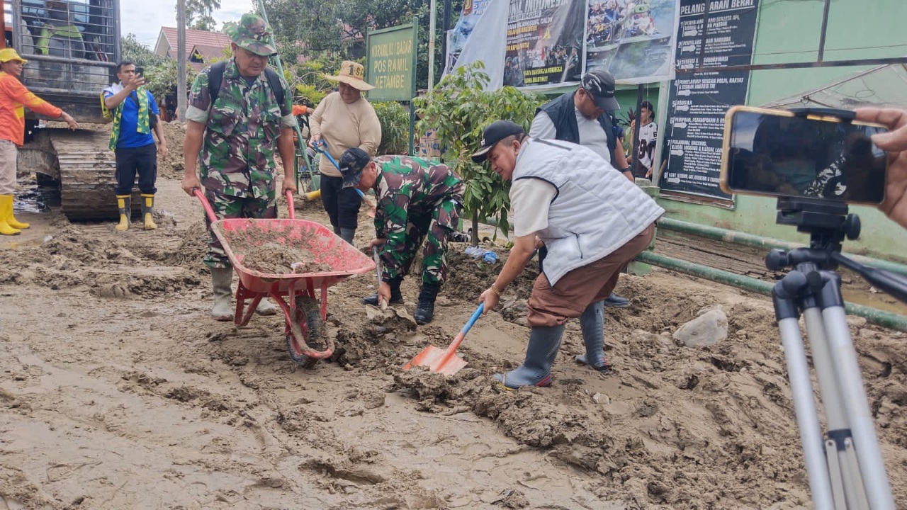Pemkab Agara Gelar Gotong Royong Massal Membersihkan Tumpukan Sampah Pascabanjir