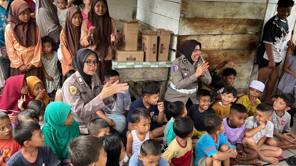 Srikandi Polwan Polres Langkat Gelar Trauma Healing Anak-anak Korban Banjir
