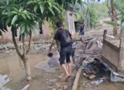 Kapolres Langkat Tercebur Saat Salurkan Bansos Banjir