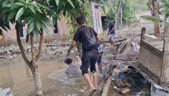 Kapolres Langkat Tercebur Saat Salurkan Bansos Banjir