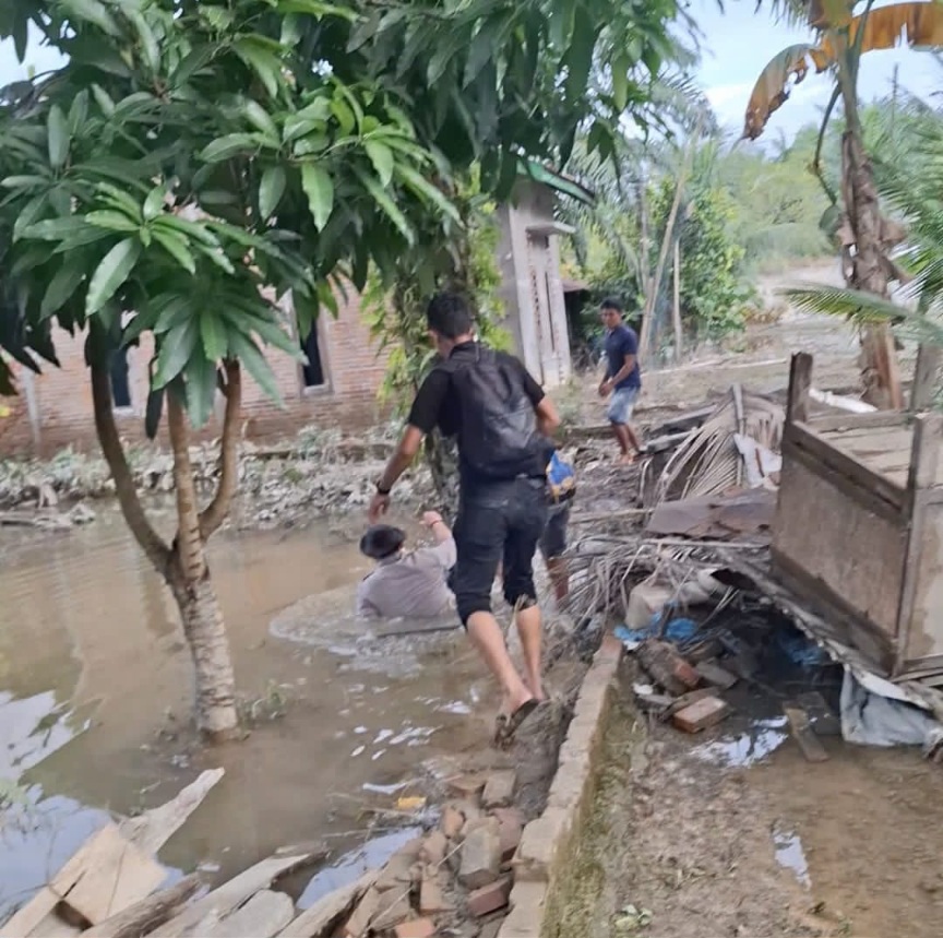 Kapolres Langkat Tercebur Saat Salurkan Bansos Banjir