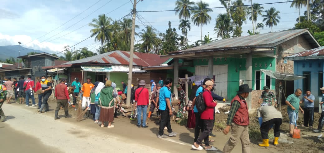 TNI, Polri Dan ASN Kompak Bersihkan Sisa Banjir Di Aceh Tenggara