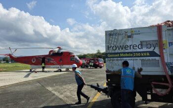 PLN bersama Badan Nasional Penanggulangan Bencana (BNPB) dan Tentara Nasional Indonesia (TNI) menerbangkan genset berkapasitas 250 kiloVolt Ampere (kVA) menggunakan helikopter Sikorsky S-61A dari Banda Aceh untuk Rumah Sakit Umum Daerah (RSUD) Datu Beru, Takengon, Kabupaten Aceh Tengah, Sabtu (6/12).
