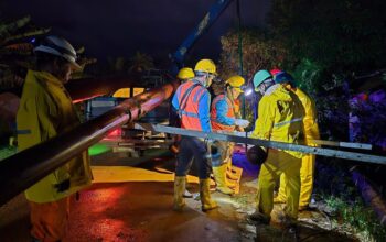 Petugas PLN berjibaku di lokasi terdampak, bekerja all out menembus medan sulit dan cuaca ekstrem untuk memulihkan pasokan listrik Sibolga, Sumatera Utara.