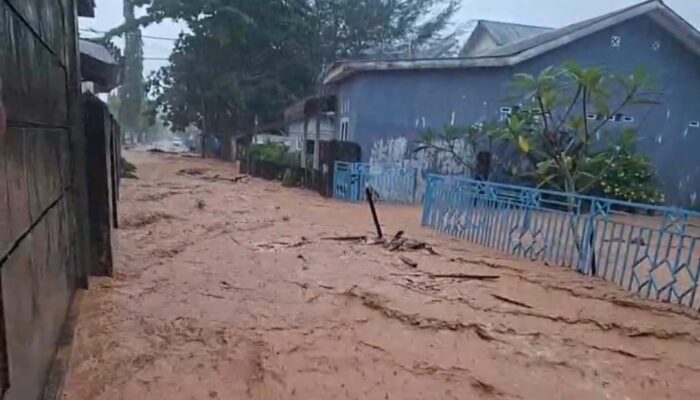 Sungai Aek Doras Meluap Rendam Permukiman Warga