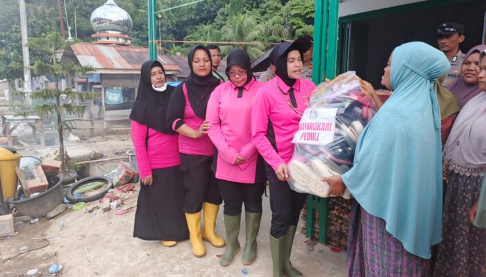 Kapolres Agara Pimpin Langsung Distribusikan Bantuan Korban Banjir