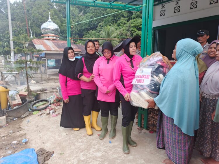 Kapolres Agara Pimpin Langsung Distribusikan Bantuan Korban Banjir