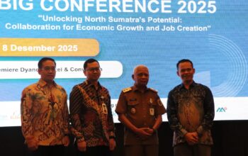 Wakil Gubernur Sumut Surya bersama Kepala Perwakilan harian Bisnis Indonesia Sumut-Aceh, Irsad (paling kanan), Deputi Direktur Perwakilan Bank Indonesia Sumut Abdul Khalim (kedua kiri), dan Direktur PT KINRA Arif Budiman (paling kiri) usai pembukaan BIG Conference 2025 yang digelar Bisnis Indonesia di Medan, Senin (8/12/2025).
