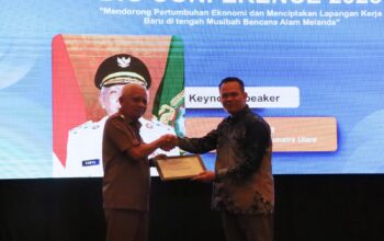 Kepala Perwakilan harian Bisnis Indonesia Sumut-Aceh, Irsad menyerahkan cinderamata kepada Wakil Gubernur Sumut Surya usai pembukaan BIG Conference 2025 yang digelar Bisnis Indonesia di Medan, Senin (8/12/2025).