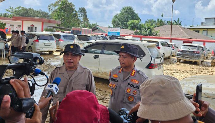 Kapolres Aceh Tamiang Cek Mobil Terdampak Banjir, Bantah Isu Mayat Di Dalam Kendaraan