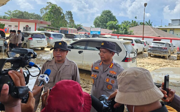 Kapolres Aceh Tamiang Cek Mobil Terdampak Banjir, Bantah Isu Mayat Di Dalam Kendaraan