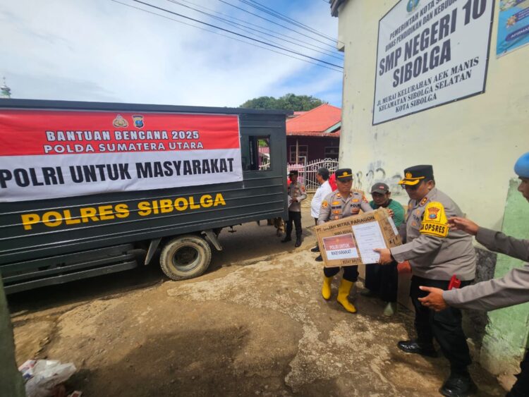 Kapolres Sibolga Salurkan Bansos Kepada Warga Terdampak Bencana