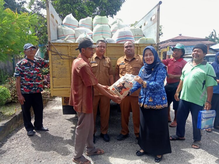 Pemprovsu Beri Bantuan Benih Padi Kepada Petani Pantai Labu Dan Batang Kuis Terdampak Banjir