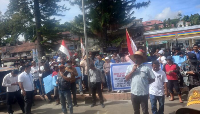 Demo Ke DPRD Taput, Masyarakat Minta Tambang Pasir Ilegal Ditutup Segera
