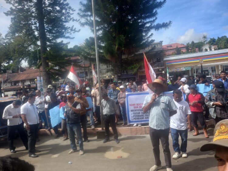 Demo Ke DPRD Taput, Masyarakat Minta Tambang Pasir Ilegal Ditutup Segera