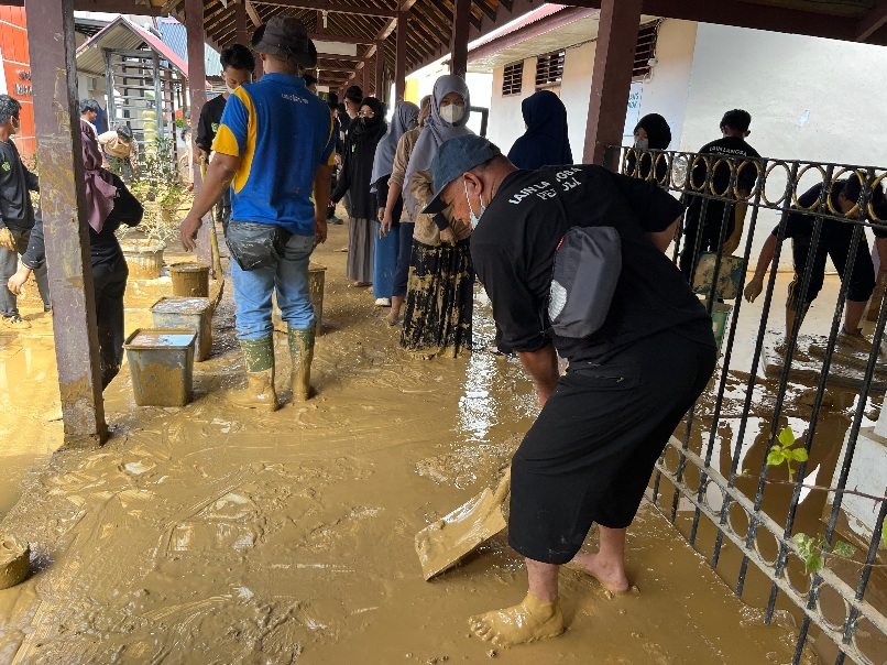 IAIN Langsa Bantu Bersihkan RSUD Langsa Pascabanjir