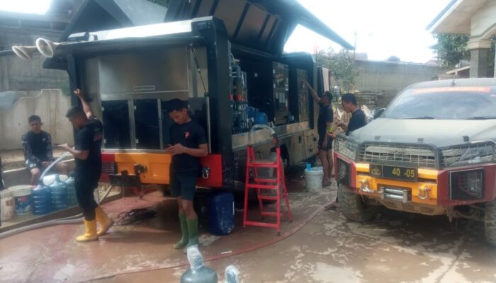 Pasukan Brimob 1 Olah Air Alur Untuk Minum Masyarakat Aceh Tamiang