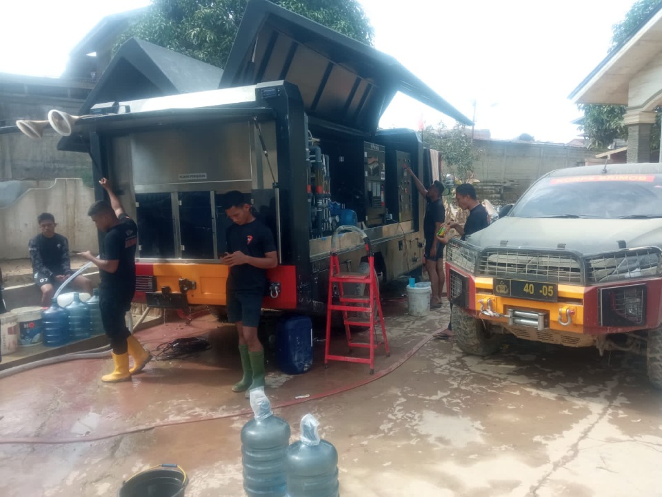 Pasukan Brimob 1 Olah Air Alur Untuk Minum Masyarakat Aceh Tamiang