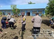 Polsek Semadam Aceh Tenggara Kurve Bersihkan Sekolah Dan Rumah Warga Pascabanjir