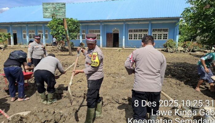 Polsek Semadam Aceh Tenggara Kurve Bersihkan Sekolah Dan Rumah Warga Pascabanjir
