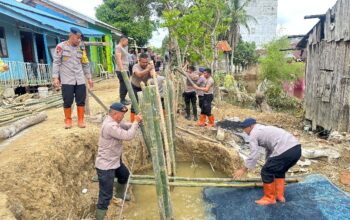 Brimob Polda Sumut Terus Perbaiki Tanggul Jebol Di Tanjungpura