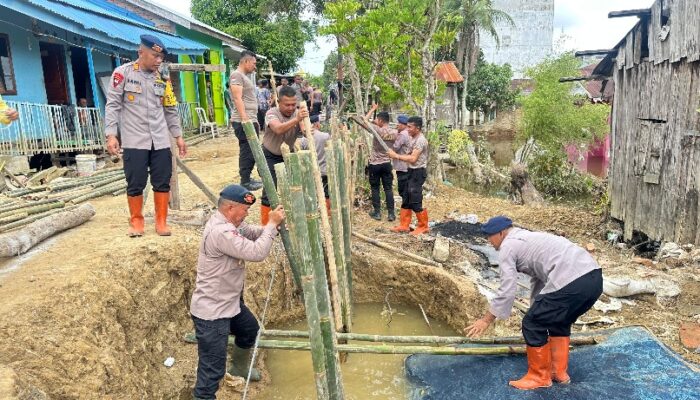 Brimob Polda Sumut Terus Perbaiki Tanggul Jebol Di Tanjungpura