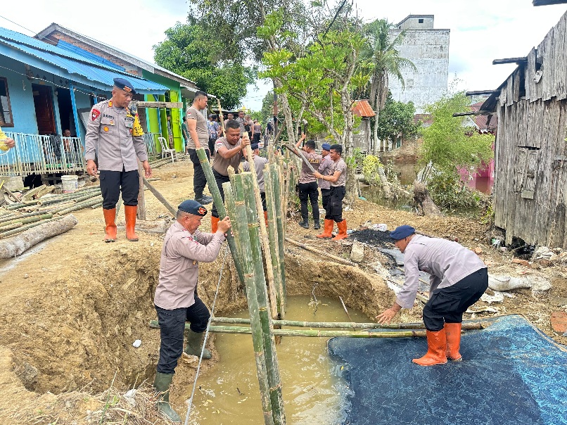 Brimob Polda Sumut Terus Perbaiki Tanggul Jebol Di Tanjungpura