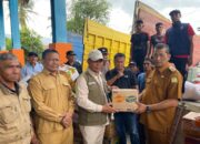 Bupati Aceh Besar Apresiasi Kepedulian Masyarakat Seulimum Serahkan Bantuan Enam Truk Untuk Korban Banjir Aceh
