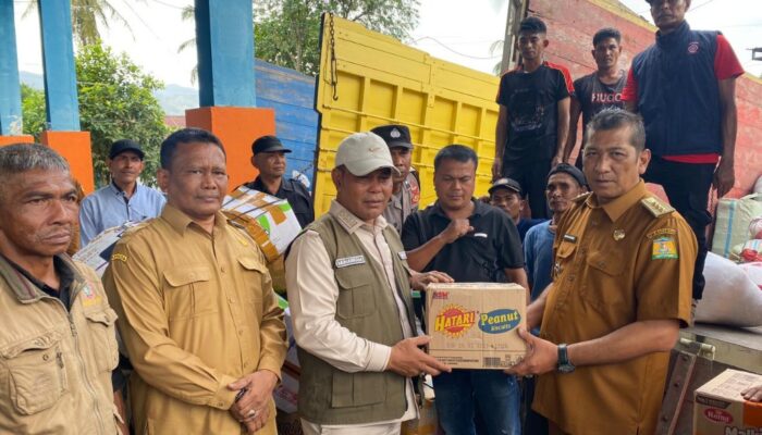 Bupati Aceh Besar Apresiasi Kepedulian Masyarakat Seulimum Serahkan Bantuan Enam Truk Untuk Korban Banjir Aceh