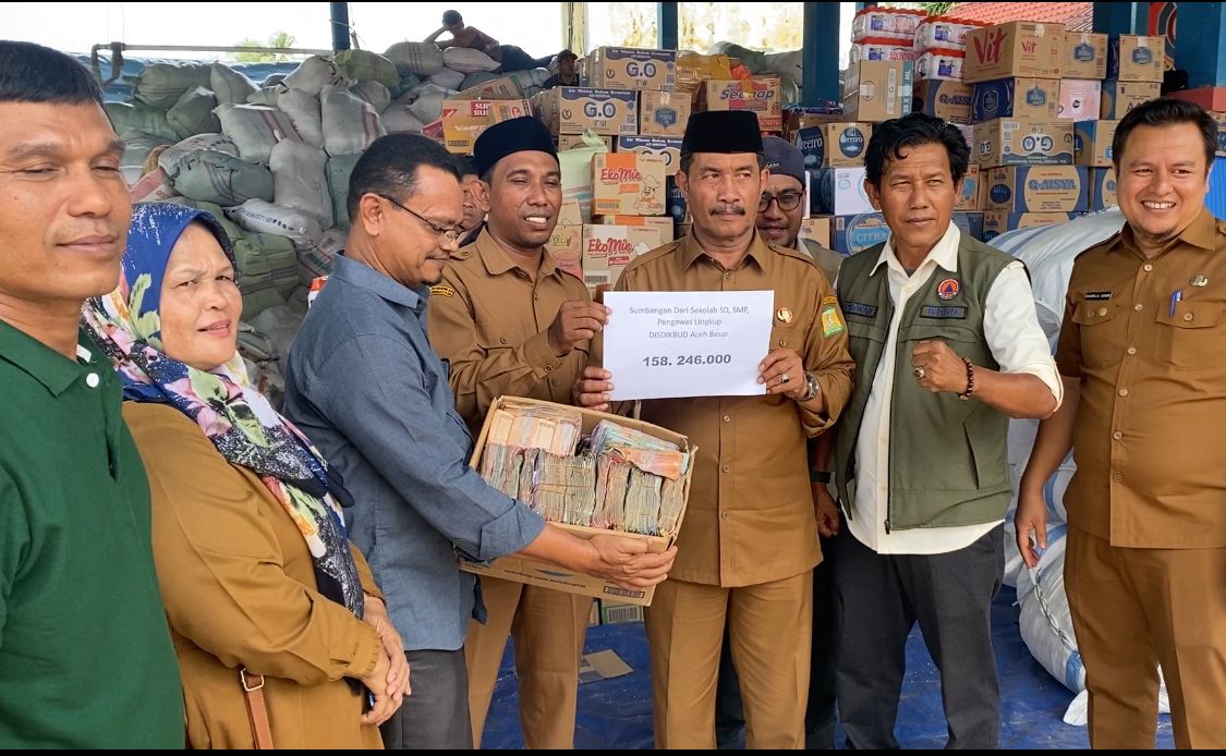 Diterima Wabup, Disdikbud Aceh Besar Serahkan Donasi Rp158 Juta Untuk Korban Bencana Aceh