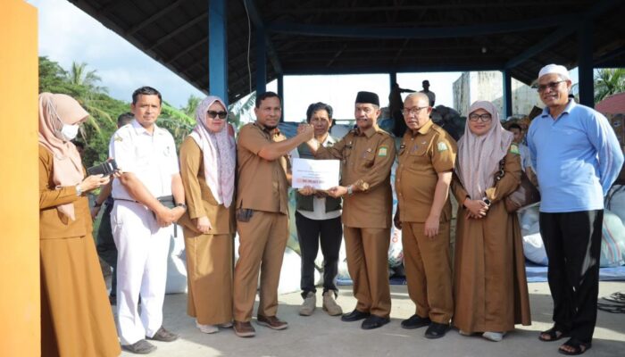 Dinas Kesehatan Aceh Besar Serahkan Donasi Uang Tunai Dan Obat-obatan Korban Banjir