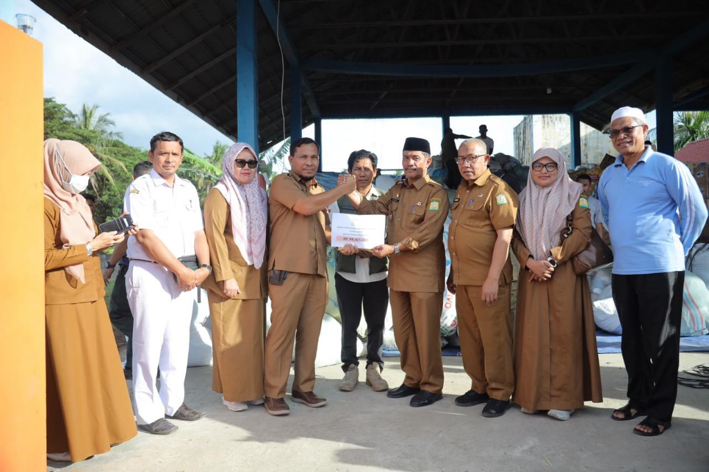 Dinas Kesehatan Aceh Besar Serahkan Donasi Uang Tunai Dan Obat-obatan Korban Banjir