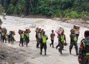 Dandim Agara Angkat Bantuan Berjalan Kaki Melewati Perbukitan Terjal Dan Licin