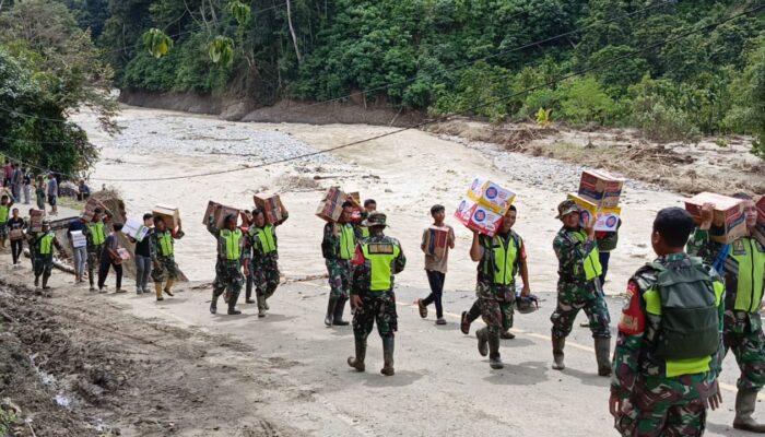 Dandim Agara Angkat Bantuan Berjalan Kaki Melewati Perbukitan Terjal Dan Licin