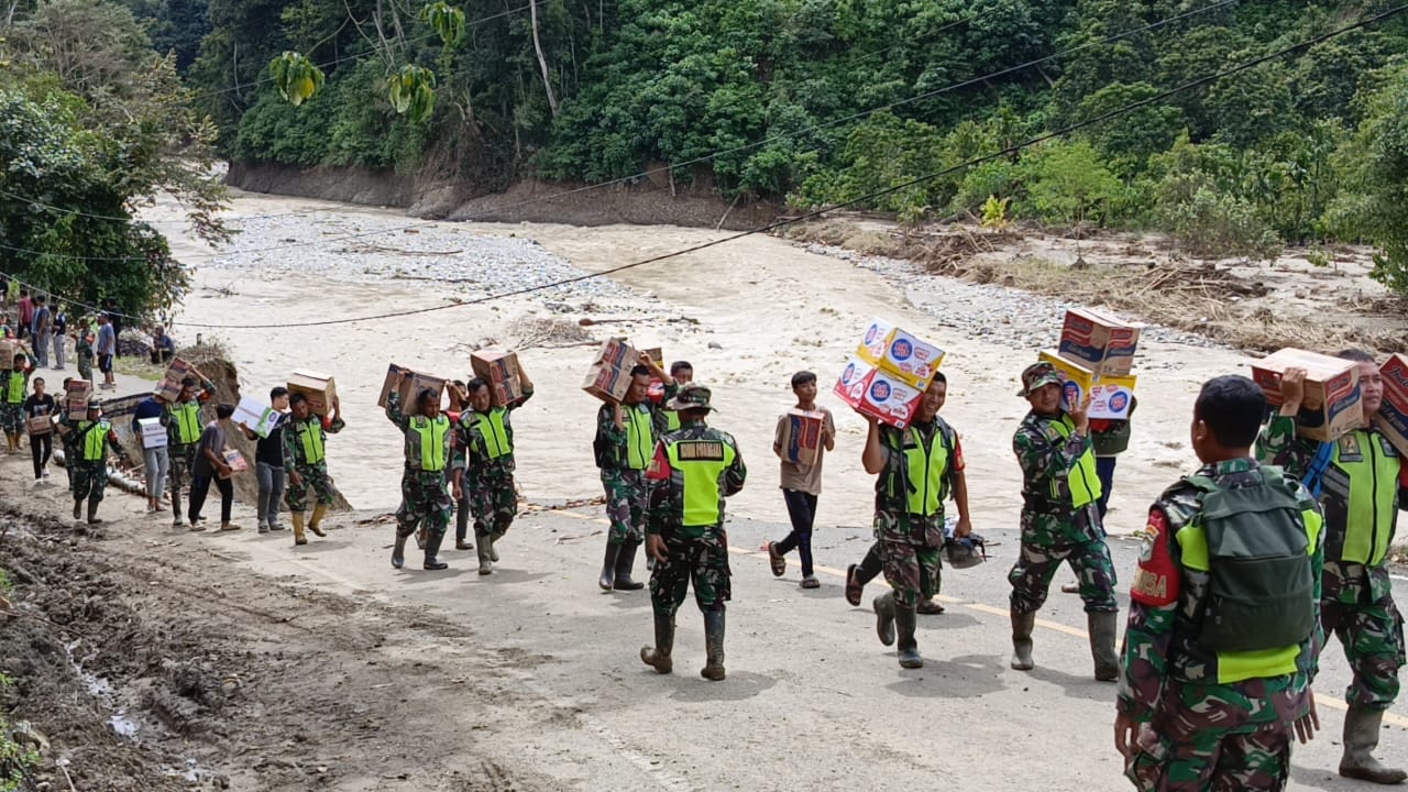 Dandim Agara Angkat Bantuan Berjalan Kaki Melewati Perbukitan Terjal Dan Licin