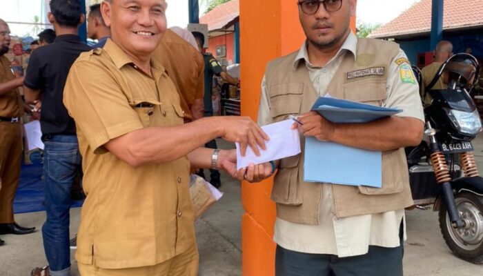 Plt Kadis Kominfo Aceh Besar Salurkan Donasi Korban Banjir