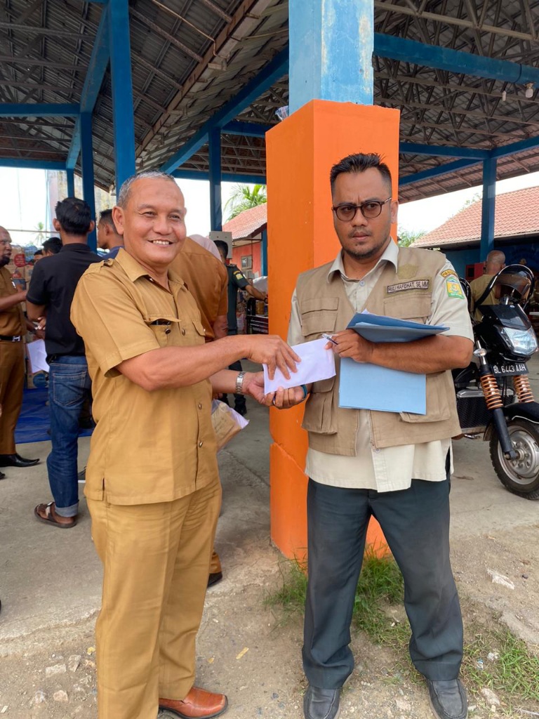 Plt Kadis Kominfo Aceh Besar Salurkan Donasi Korban Banjir