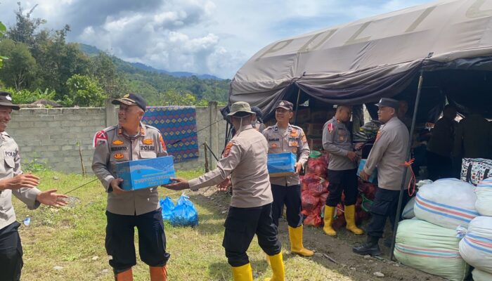 Tanpa Kenal Lemah, Polres Aceh Tenggara Tembus Medan Berat Salurkan Bantuan Ke Desa Terisolasi Simpur Jaya