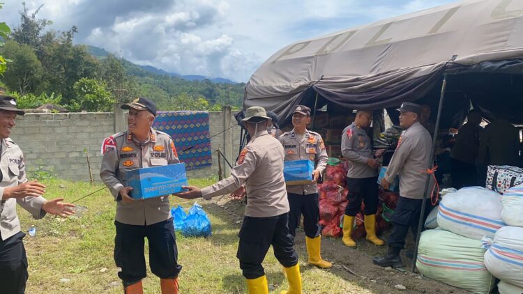 Tanpa Kenal Lemah, Polres Aceh Tenggara Tembus Medan Berat Salurkan Bantuan Ke Desa Terisolasi Simpur Jaya
