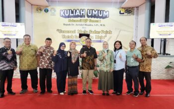 Ka.Kanwil DJP Sumut I Arridel Mindra bersama Ketua Umum Yayasan Pendidikan Harapan Tapi Rondang Ni Bulan berfoto bersama Pengurus DPP PERTAPSI Indra Efendi Rangkuti, Ketua Korwil PERTAPSI Sumut I Faisal Eriza dan pengelola Tax Centre di lingkungan Kanwil DJP Sumut I 9 Desember 2025.