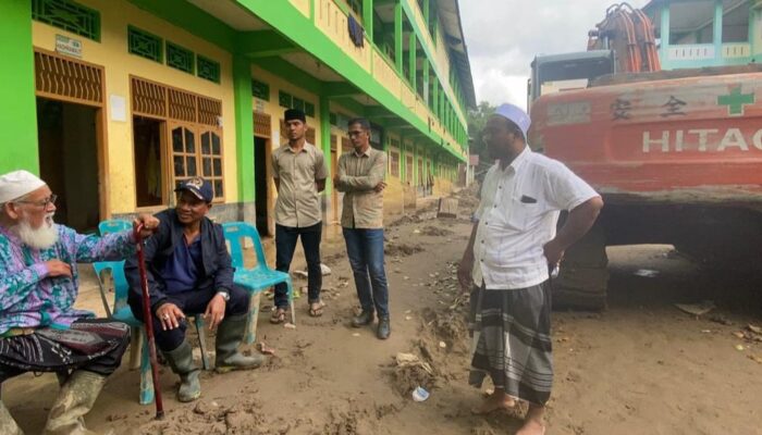 HRD Kirim Alat Berat Dan Mobil Tangki, Bersihkan Pesantren Pasca Banjir Di Aceh