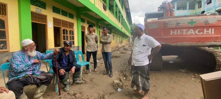 HRD Kirim Alat Berat Dan Mobil Tangki, Bersihkan Pesantren Pasca Banjir Di Aceh