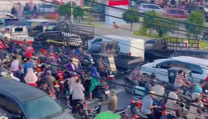 Warga Aceh Tenggara Keluhkan Antrean Panjang BBM