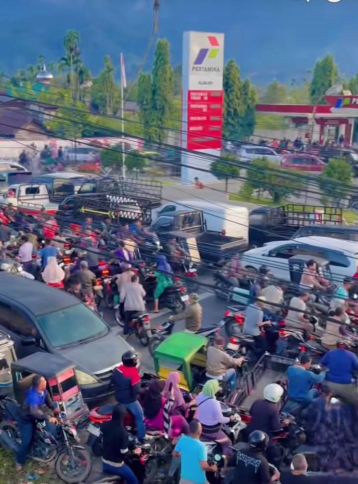 Warga Aceh Tenggara Keluhkan Antrean Panjang BBM