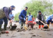 Terobos Jalan Berlumpur, Illiza-Afdhal Kunjungi Tiga Desa Paling Terdampak Bencana Di Peusangan