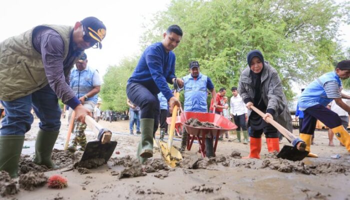 Terobos Jalan Berlumpur, Illiza-Afdhal Kunjungi Tiga Desa Paling Terdampak Bencana Di Peusangan